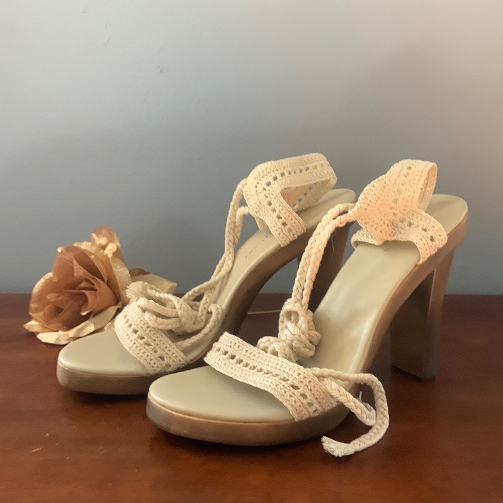 COLIN STUART wooden platform macramé lace up 3 1/2 in heels. Cream. Size 7